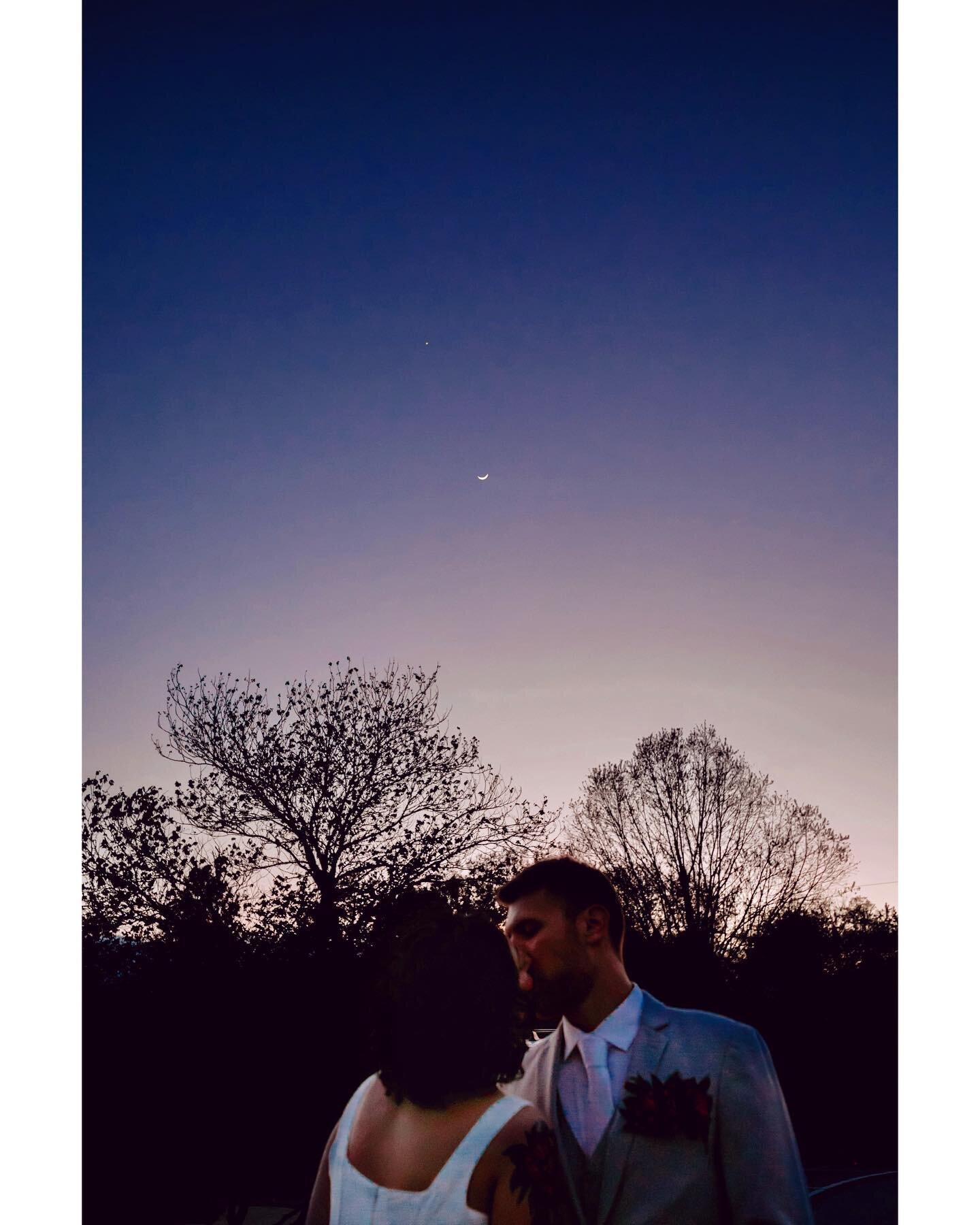 🌙 hey moon, thanks for coming to the party. 
.
.
.
.
.
#ashevilleweddingphotographer #sunsetjunkie #weddingnight #weddingphotography #weddinginspo