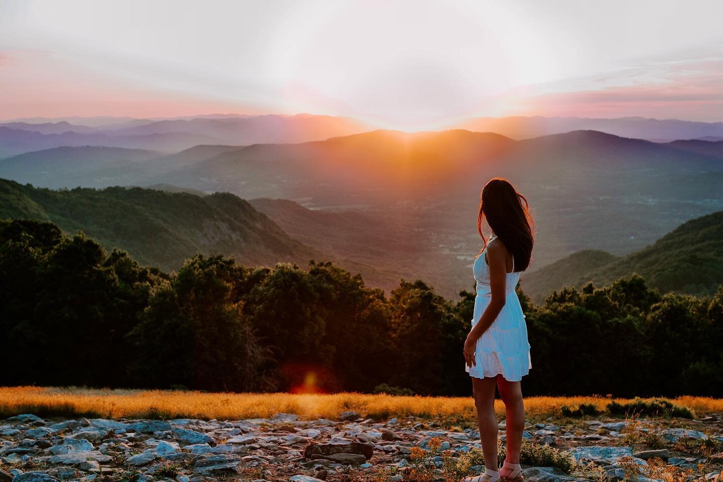 Sunset junkie forever ⚡️😎
.
.
.
.
.
#ashevillephotographer #sunsetjunkie #blueridgephotographer #hendersonvillephotographer
