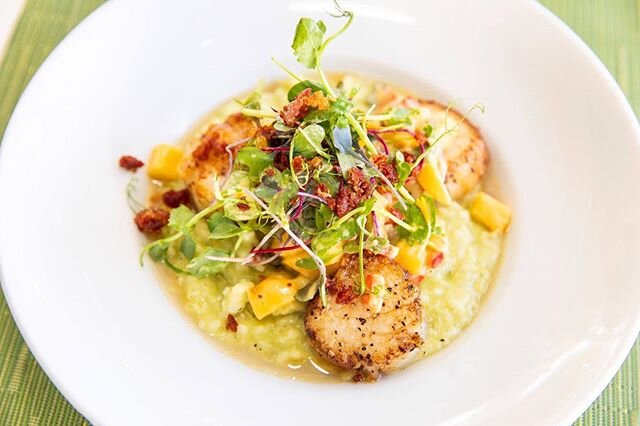 If you're craving seafood, we suggest the Seared Sea Scallops served with poblano risotto, mango pepper salad, crispy prosciutto and mango chili vinaigrette! We'll SEA you for dinner tonight. 🌊