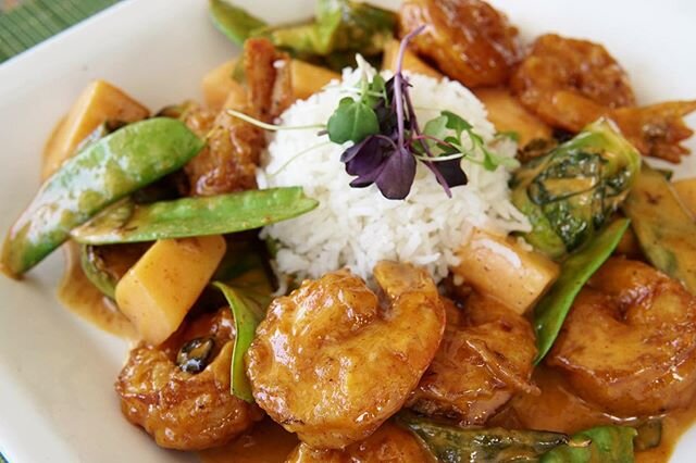 Dinner is served! 🍽 Try our Spicy Salt &amp; Pepper Shrimp 🍤 with charred brussels sprouts, snow peas, melon, basmati rice and creamy thai vinaigrette.