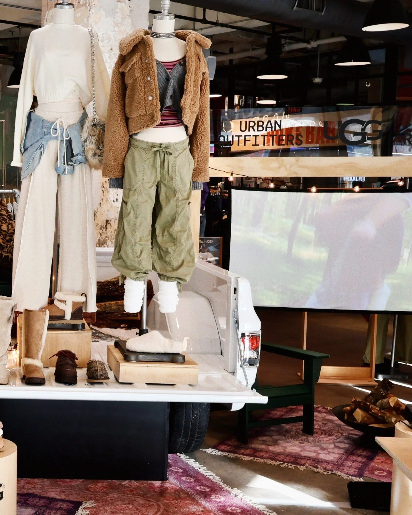 A cozy @ugg fall is ON ROTATION at @urbanoutfitters. 🍂🛻

For UGG&rsquo;s latest collection, IDEKO transformed five Urban Outfitters stores into cozy, autumn-inspired experiences featuring custom-fabricated truck beds, rustic scenic elements, and im
