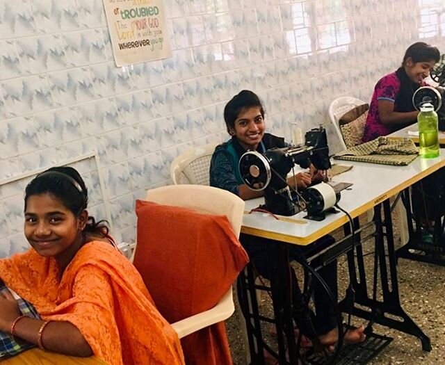 Welcome to the Shiloh Tailoring Unit! Inaugurated in 2018, this vocational center is where 7 young women living with HIV have learned to make beautiful denim and canvas bags and cushion covers. This tailoring unit enables them not only to have a crea
