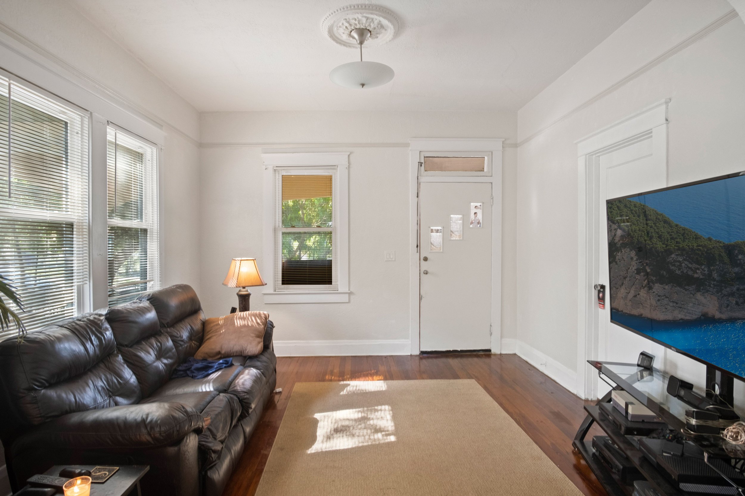 High Ceilings with Picture Rail Moldings