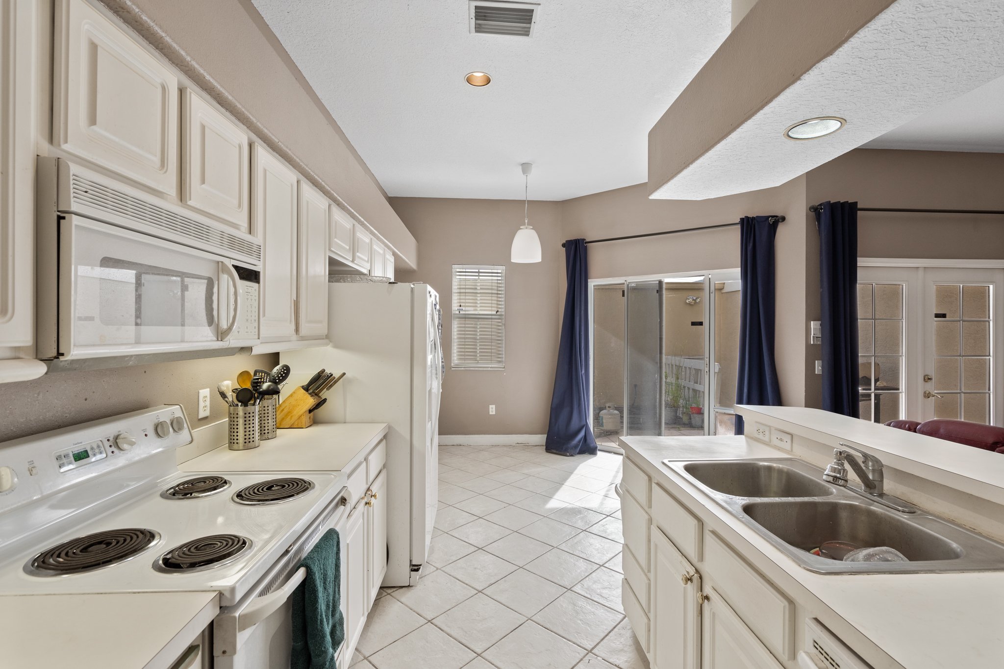 230 Columbia Dr - Kitchen.jpg