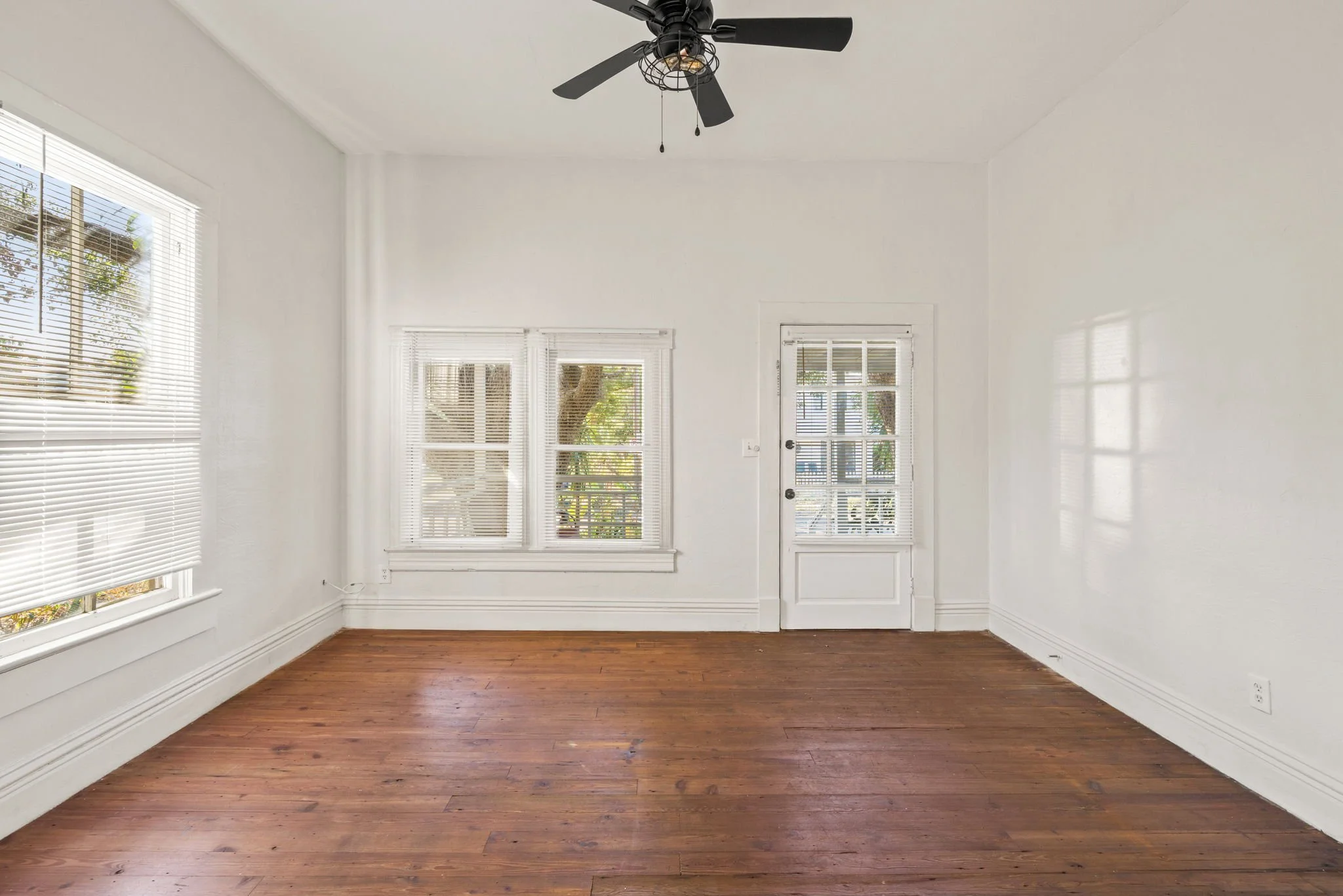 501 E Floribraska Avenue-The Grimsdale Group-Tampa Heights-Tampa Urban Core-Ybor City-south unit living room 1.jpeg