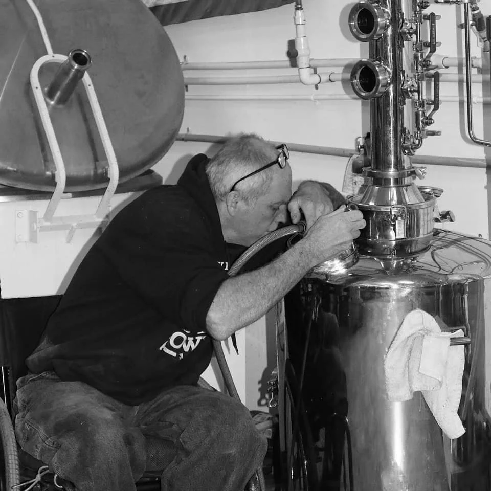 Checking the fill level on the still