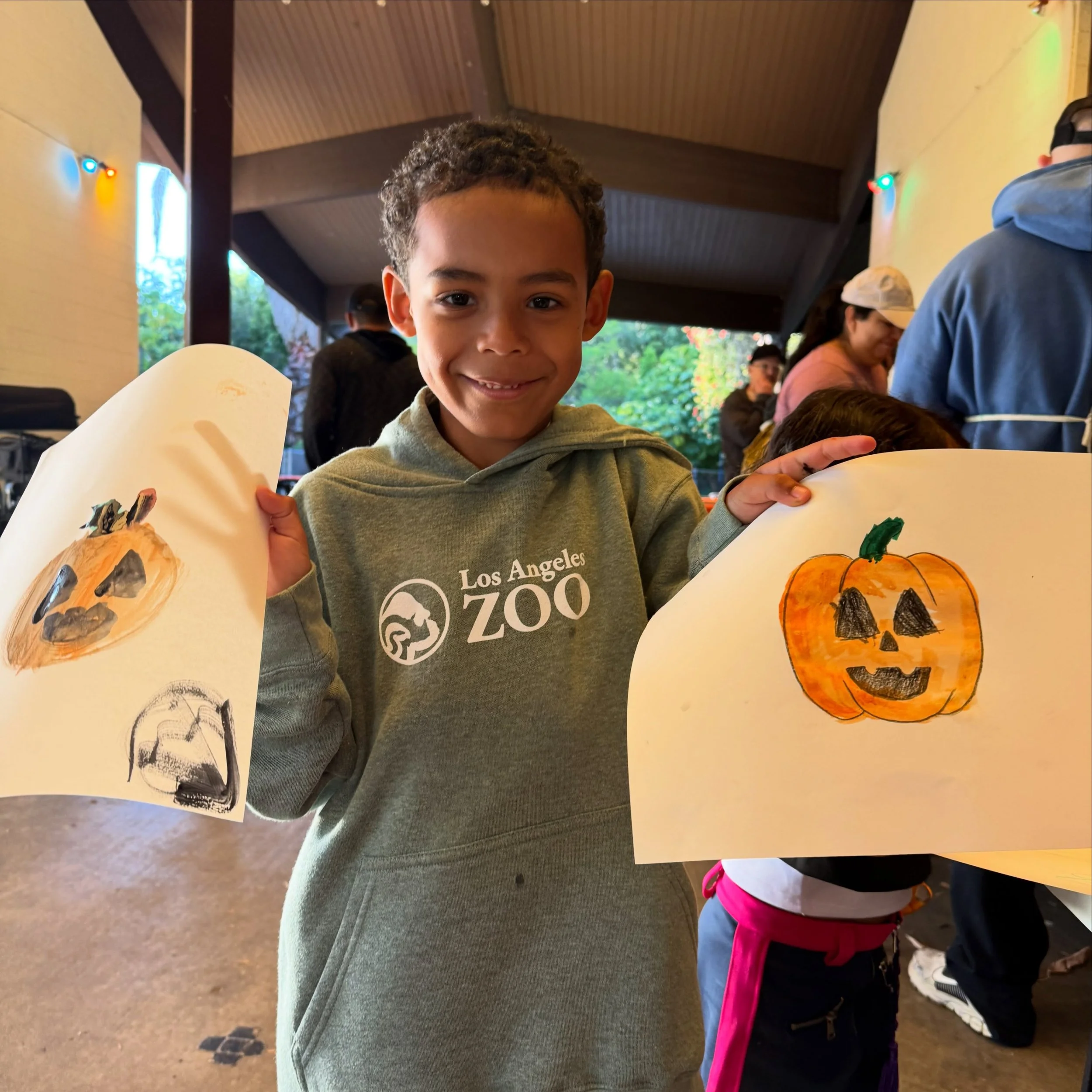 We had a magical time bringing a little extra creativity to Boo at the L.A. Zoo! 🎃🕸️

With the help of eight local volunteers, we spent the day spinning colorful spiderwebs, dreaming up pumpkin faces full of feelings, and making all kinds of Hallow