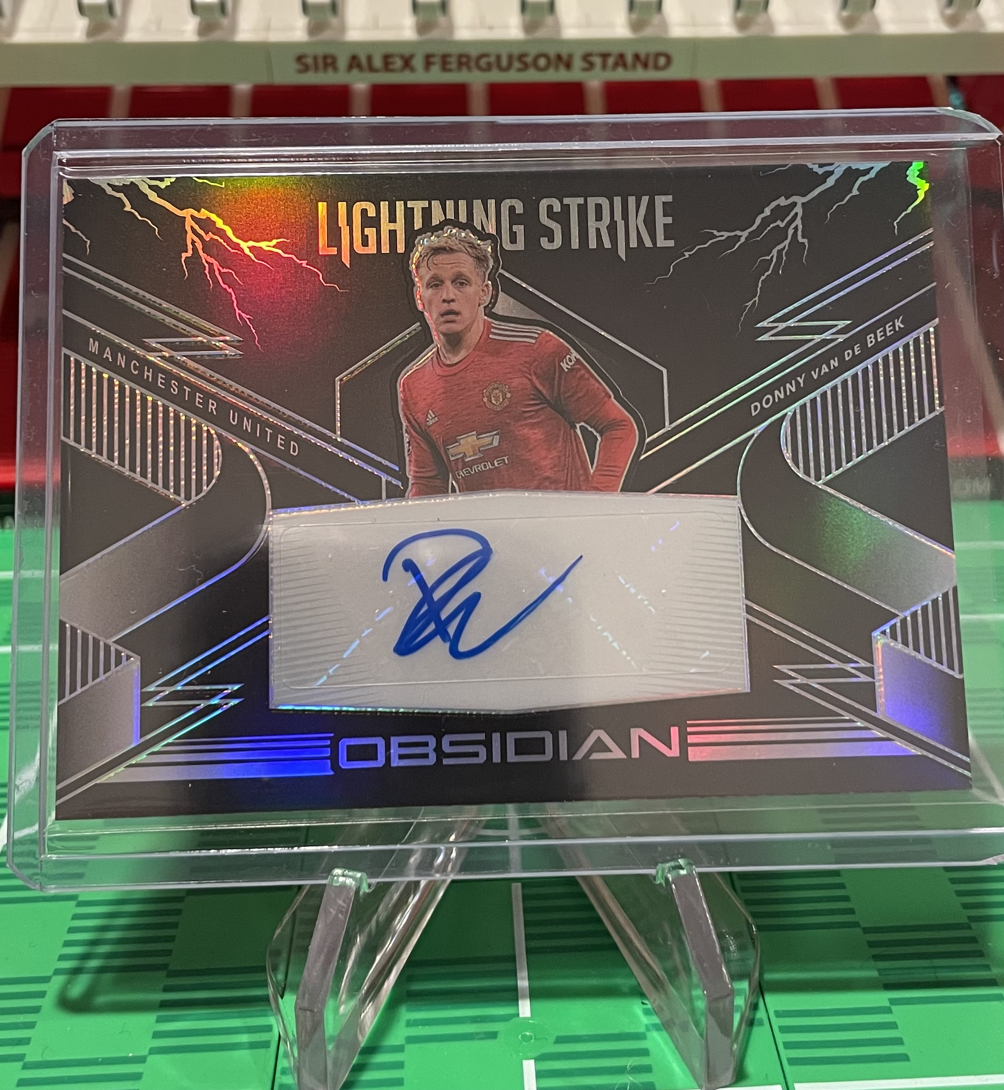 donny van de beek signed obsidian card