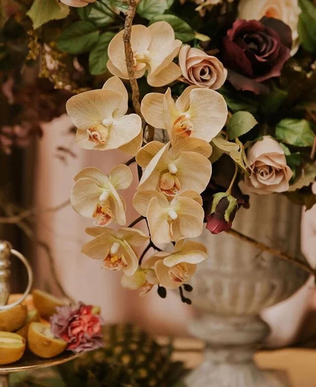 We use fresh flowers or silk flowers . Depends on your request. Thanks @adeleraeflorist for always making our grazing tables look phenomenal..🌺🌷