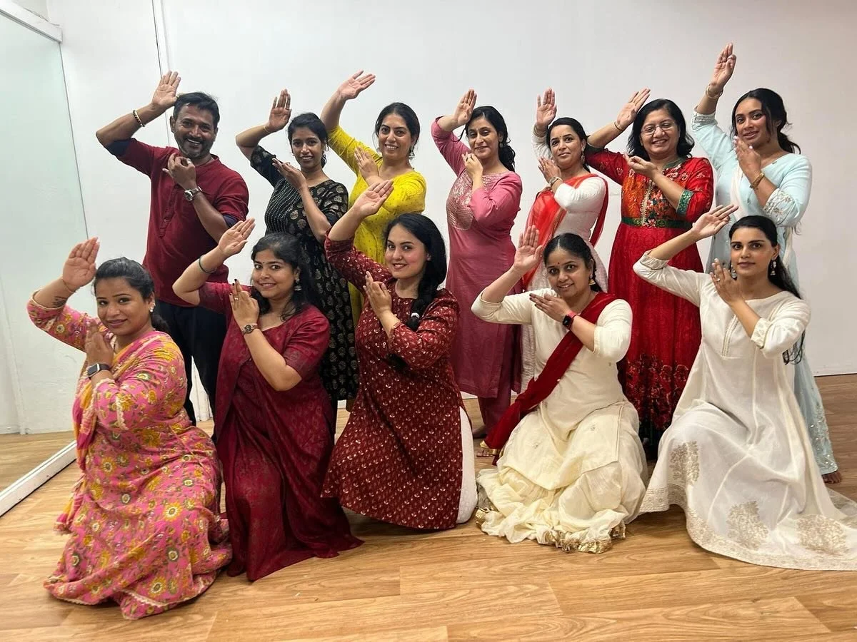 Such an amazing and memorable experience to learn from the incredibly talented @sakshikumar_kathak 😍😍🤗 swipe to see videos!! I was completely in my happy place learning this beautiful choreo alongside such lovely dancers 💕@karthika_033 @nithyayuv