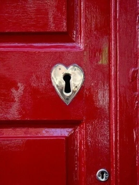 Every door holds a story 🎄❤️