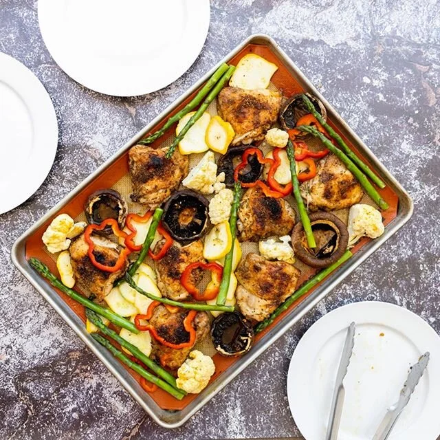 🥘 SHEET PAN DINNERS!⁠
⁠
👏Sheet pan dinner uses only one pan so it&rsquo;s an easy mid week meal with not much to clean up⁠
⁠
🍗I put my chicken in the oven first and seasoned with avocado oil and Italian spices. When the chicken was halfway cooked 