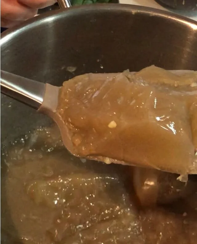 🍖🍃🥕🍵 A WARM MUG OF BONE BROTH EVERYDAY!!⁠
⁠
Beef bone broth is made by slowly simmering bones such as marrow bones, ox tail and bones from connective tissue, overnight. Add apple cider vinegar to help extract all the minerals and micro nutrients 
