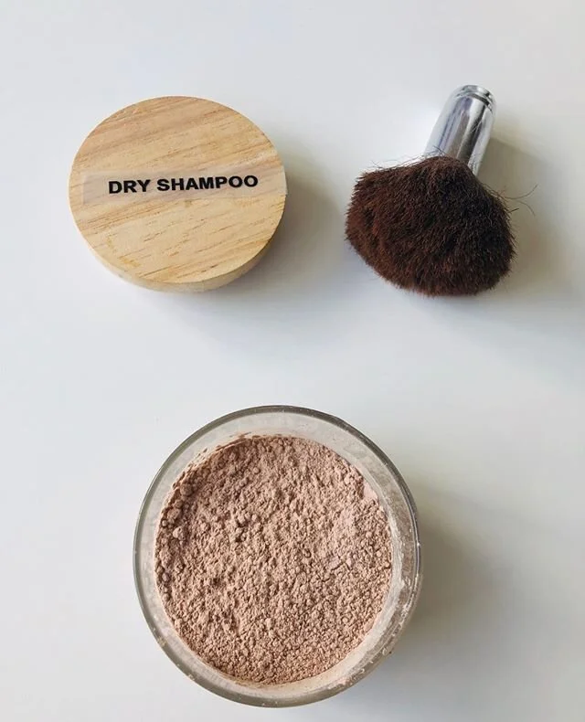 🖤 DRY SHAMPOO⁠
⁠
For those times we are rushing out the door.....⁠
⁠
🖤 INGREDIENTS⁠
⁠
💠 Arrowroot powder⁠
💠 Cacao powder⁠
💠 Essential oils for hair growth and strength⁠
⁠
🖤 The darker your hair, the more cacao powder you will use, and the light