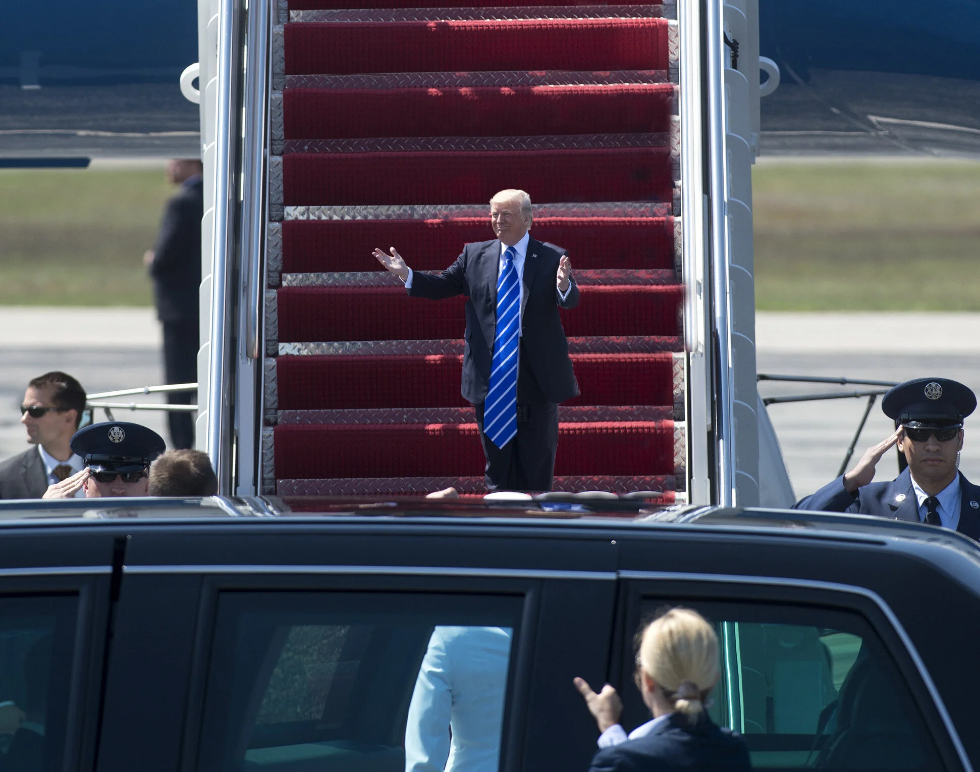hc-trump-coast-guard-commencement-20170516.jpg