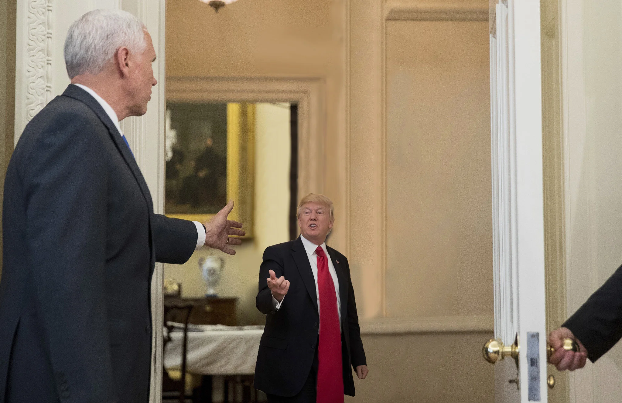 la-president-donald-trump-leaves-without-signing-executive-orders-20170331.jpg