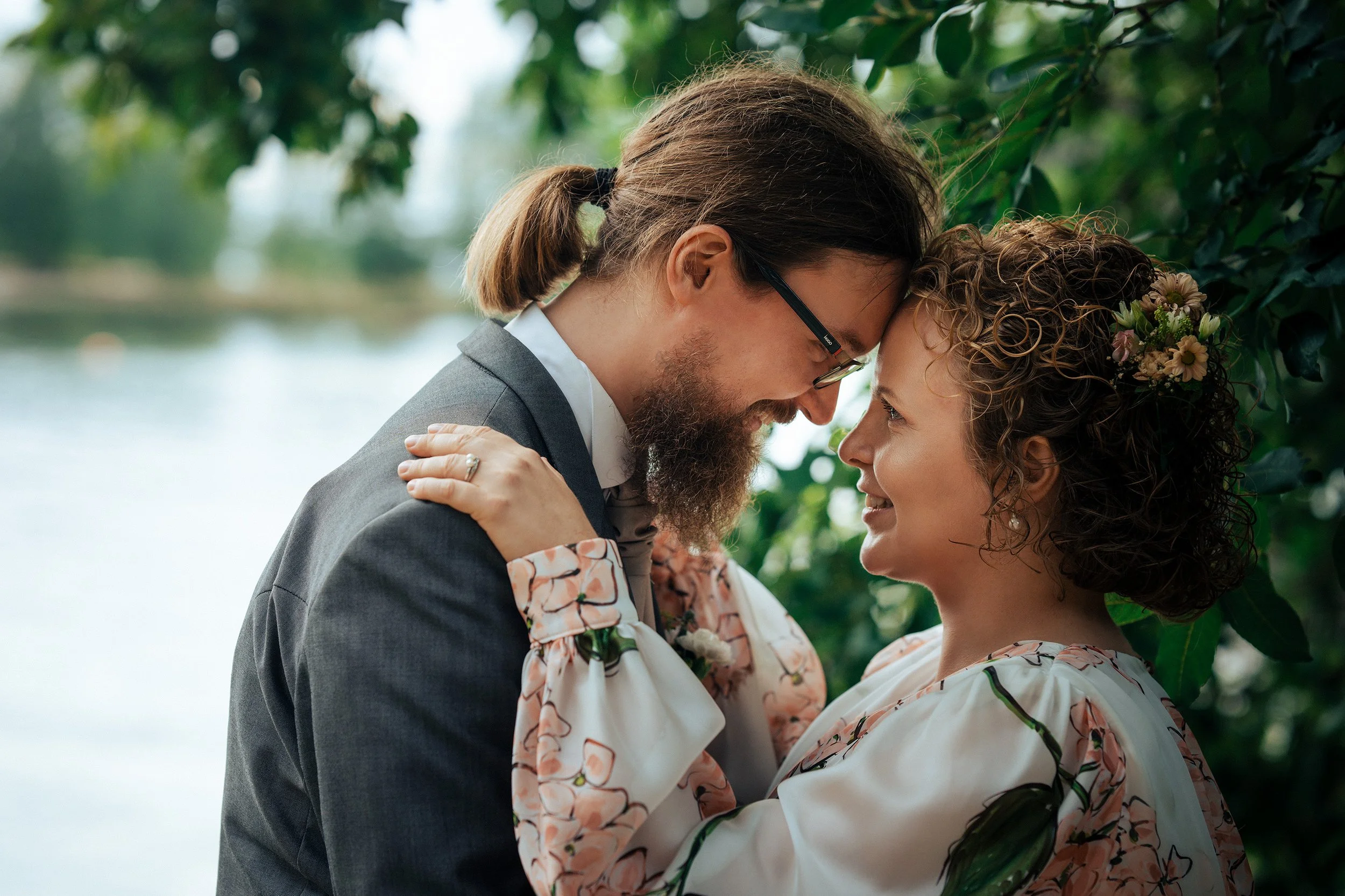 Herkkä hetki puun katveessa merenrannalla Mestaritallilla, hääkuvaus Helsinki, hääkuvaaja Sami Turunen.