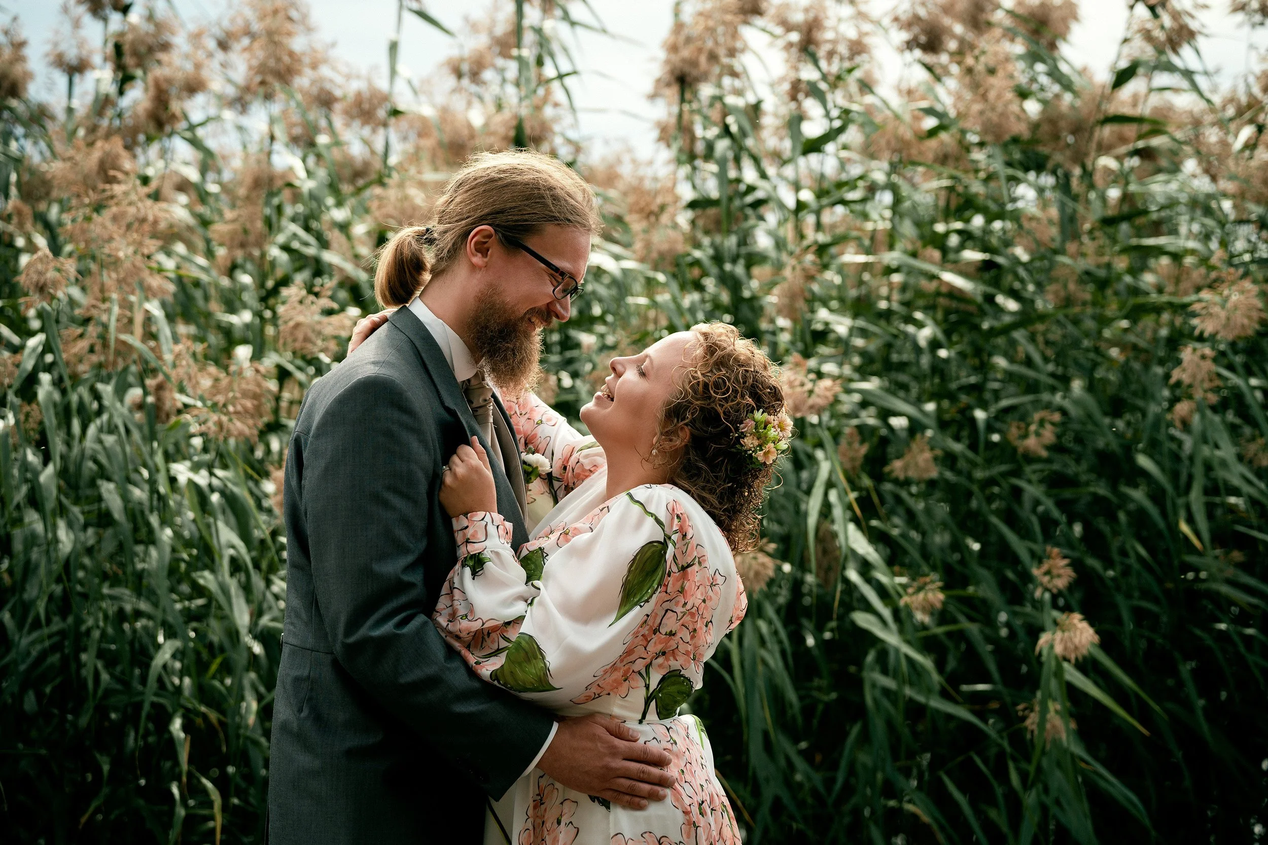 Herkkä hetki merenrannalla Mestaritallilla, hääkuvaus Helsinki, hääkuvaaja Sami Turunen.
