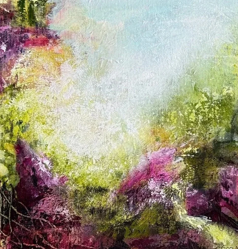 Abstrakt maleri av Gro Moe med grønt, rosa og lilla i et naturmotiv med trær