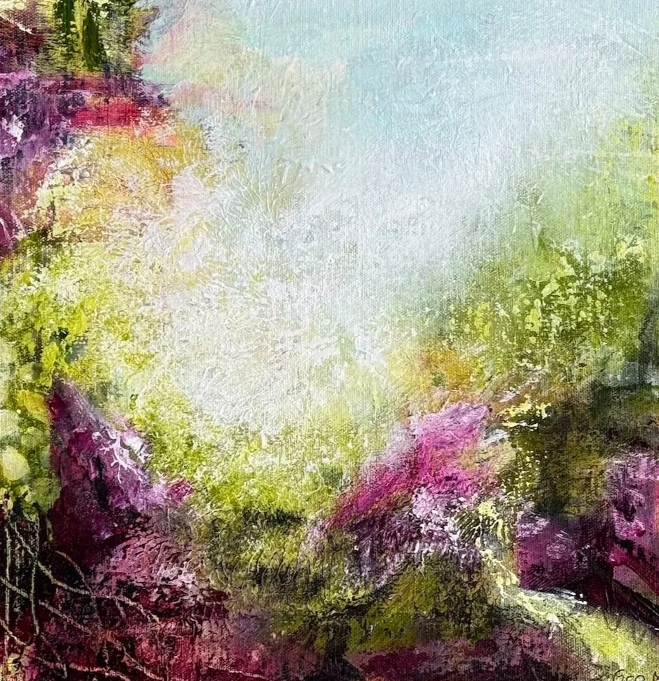 Abstrakt maleri av Gro Moe i sterke rosa, lilla og blågrønne farger.