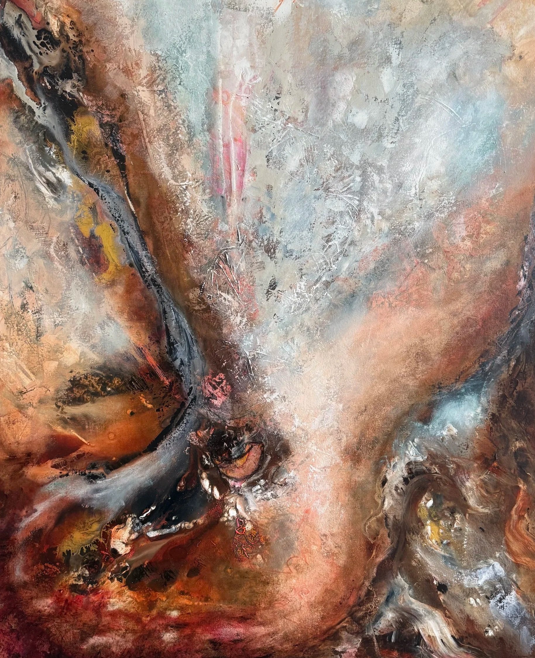 Abstrakt akrylmaleri av Gro Moe i varme jordtoner med oransje, brunt og svart