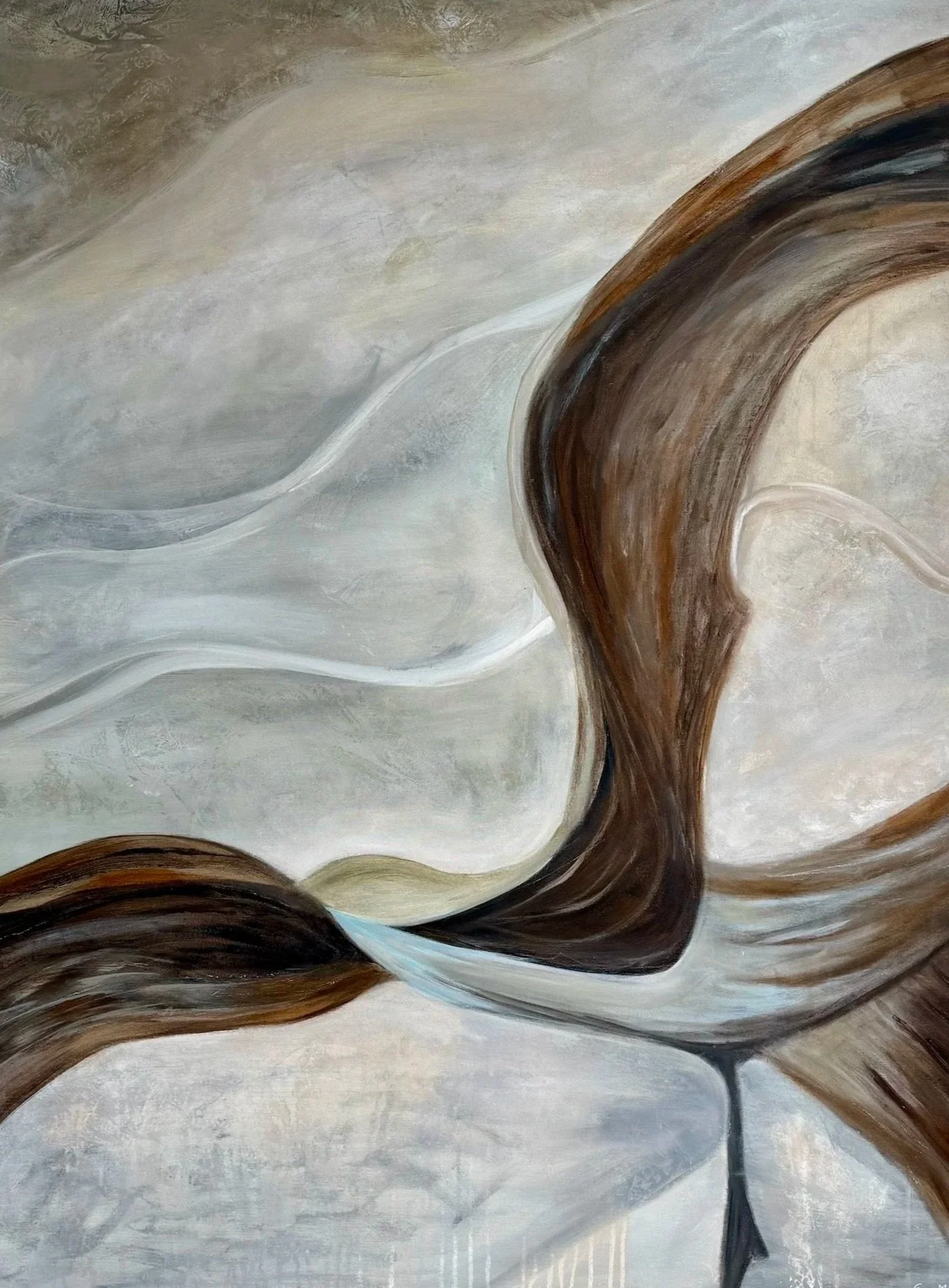 Abstrakt akrylmaleri av Gro Moe med flytende kurver i brunt, beige og grå toner