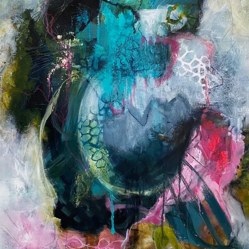 Abstrakt akrylmaleri av Gro Moe i blått og svart med fargerike detaljer