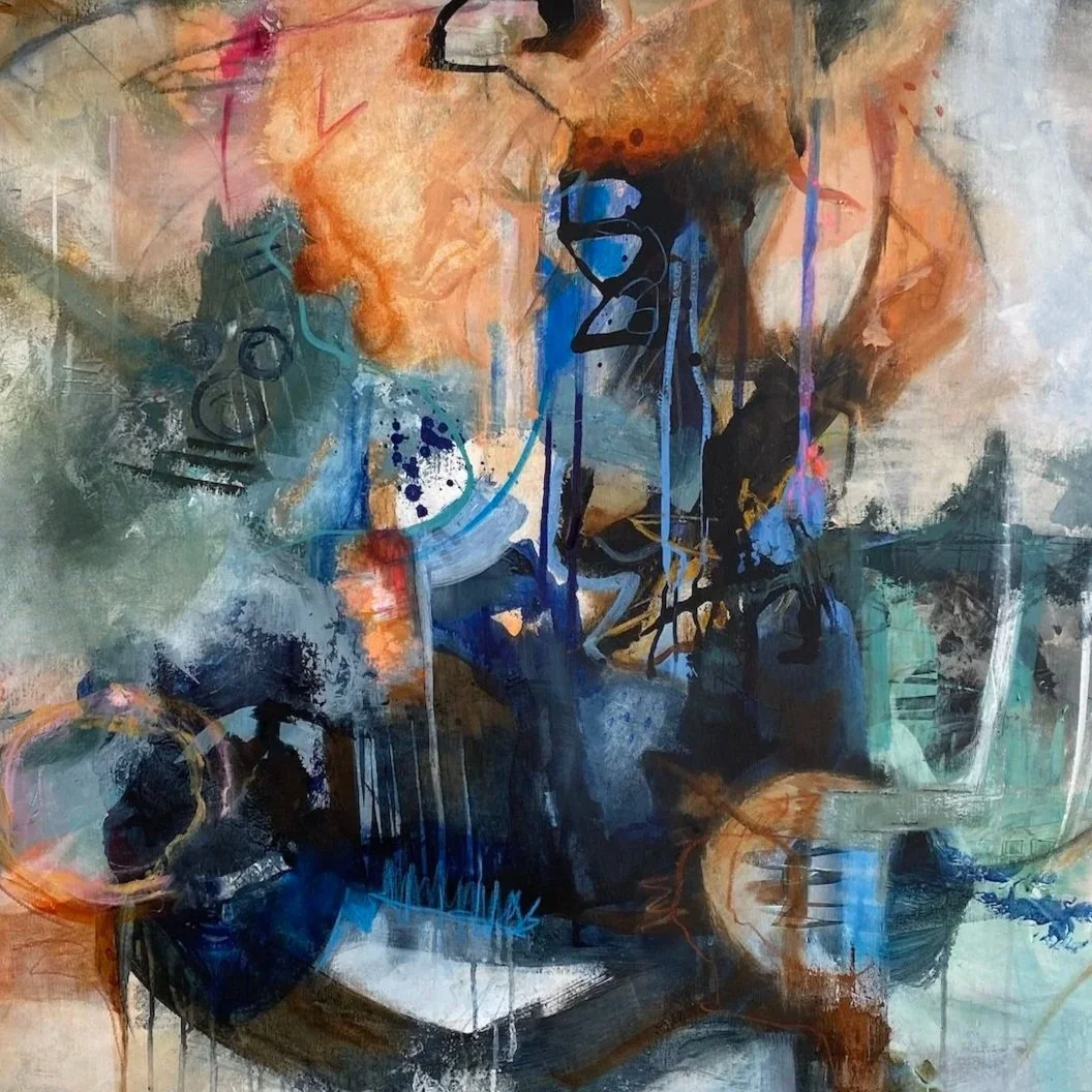 Abstrakt akrylmaleri av Gro Moe med varme og kalde farger i oransje, blått og svart