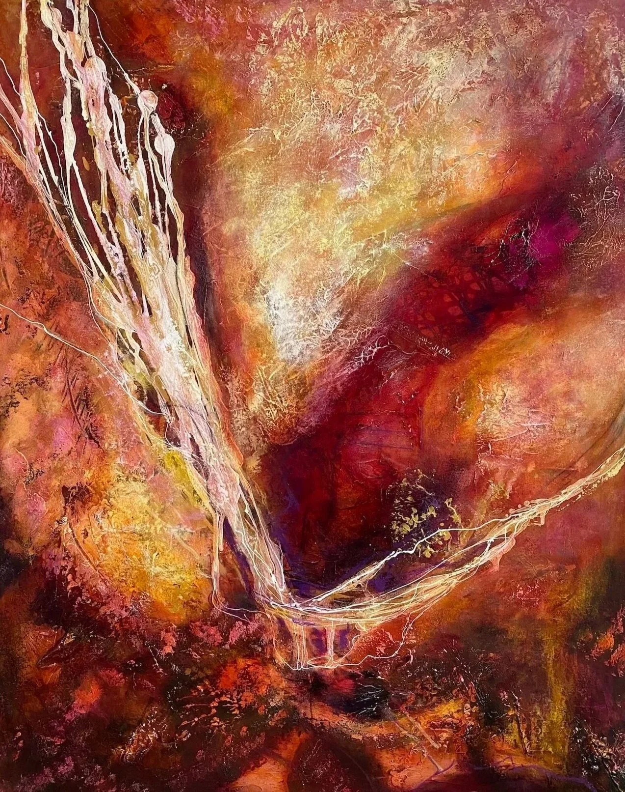 Abstrakt akrylmaleri av Gro Moe i rødt, oransje og gult med hvite streiker og bevegelse