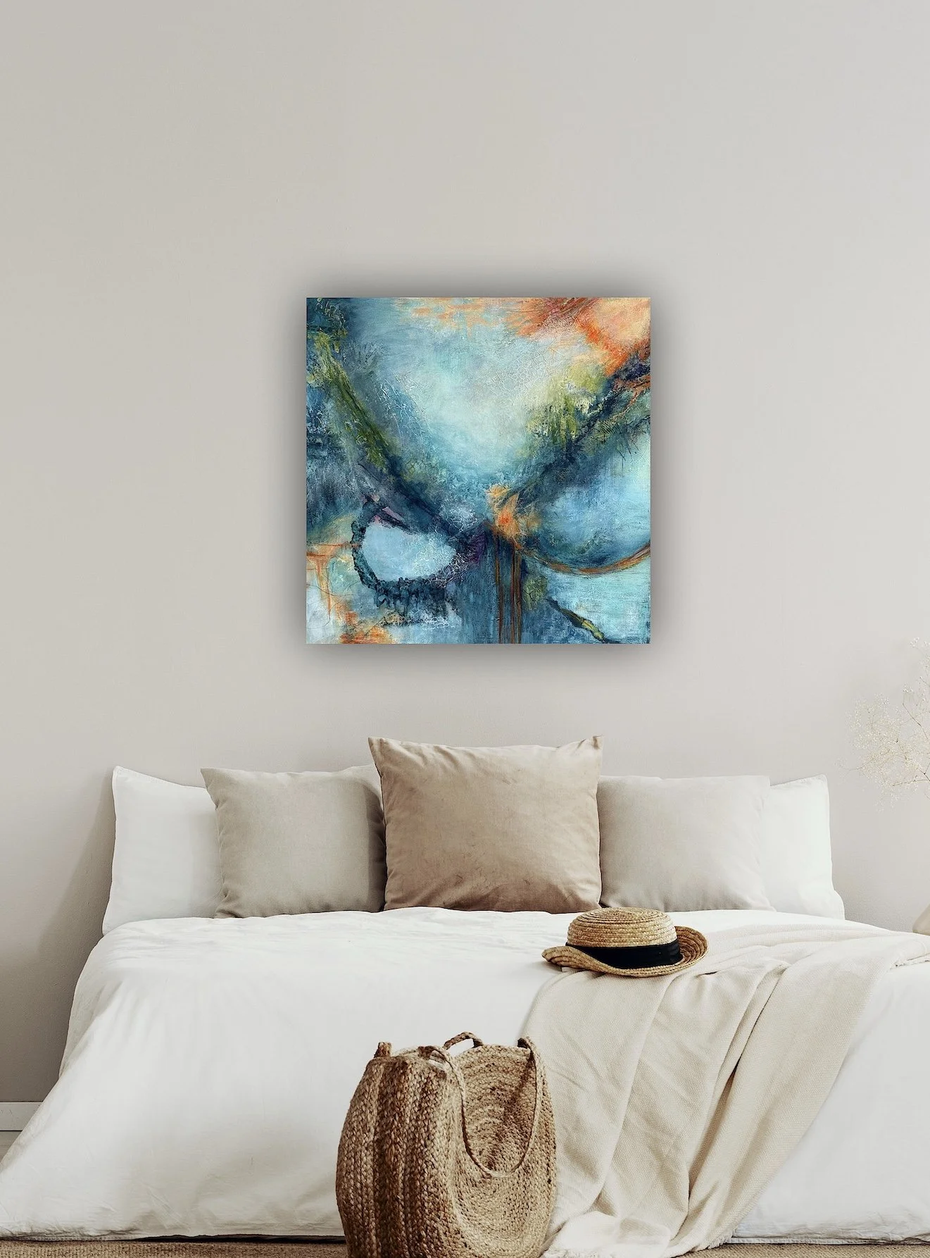 Kvadratisk lerret på 80 x 80 cm Abstrakt kunst i blått og grønt med innslag av oransje.