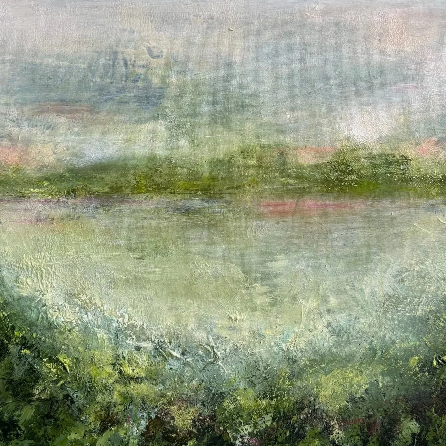 Abstrakt landskapsmaleri av Gro Moe med trær og himmel i dempede farger