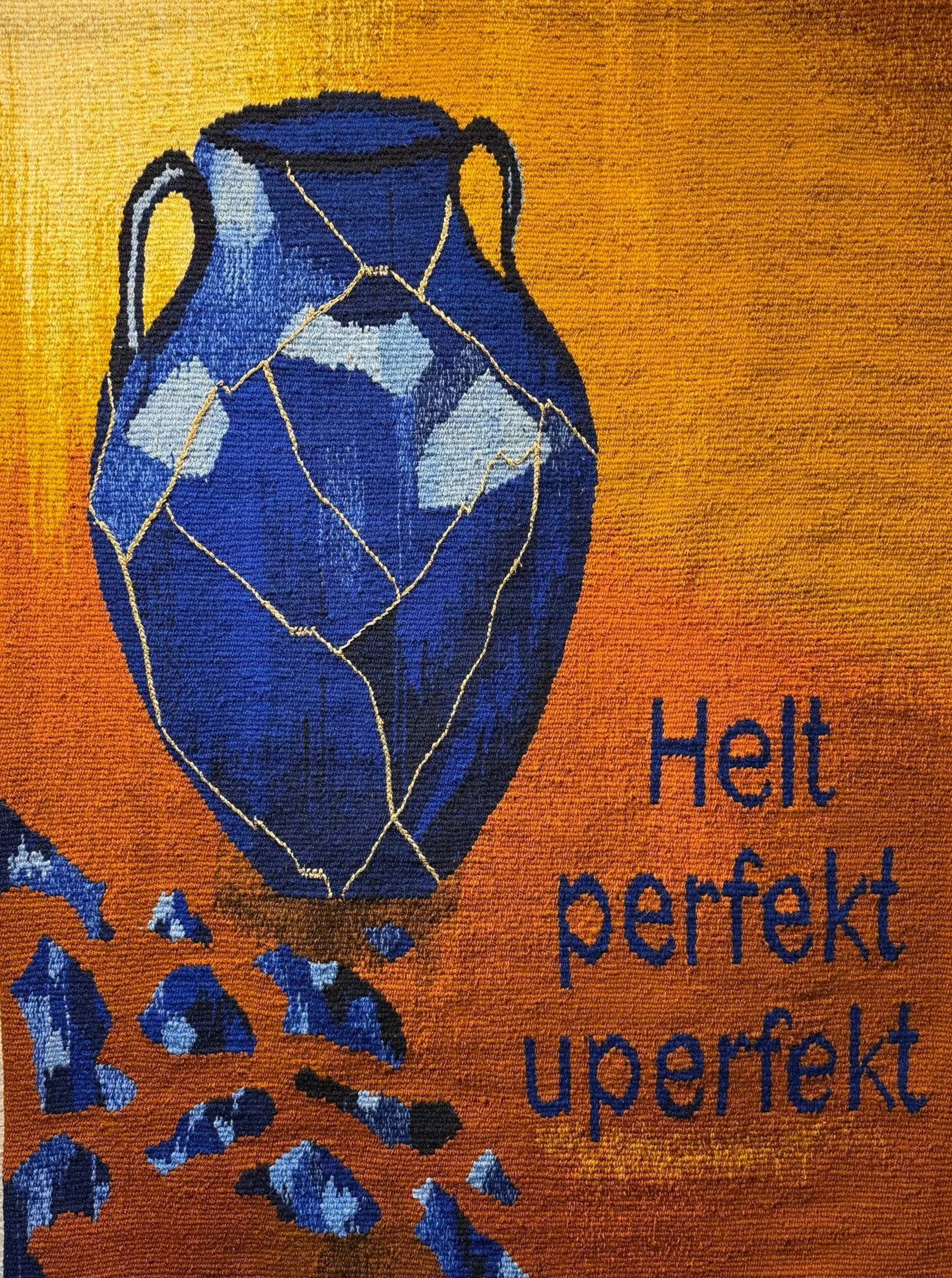 Håndvevd billedvev av Gro Moe – Helt perfekt uperfekt - blå vase mot oransje bakgrunn