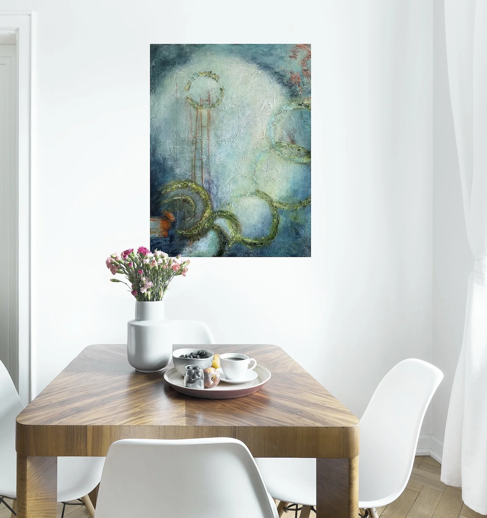 Tittel: Nå meg. Størrelsen er 80 x 100 cm i stående format. Malt av Gro Moe som holder til i Ytre Enebakk.  Abstrakt kunstverk i blått og grønt med innslag av oransje. Bildet er beroligende og harmonisk. Maleriet kjennetegnes av organiske sirkelforme