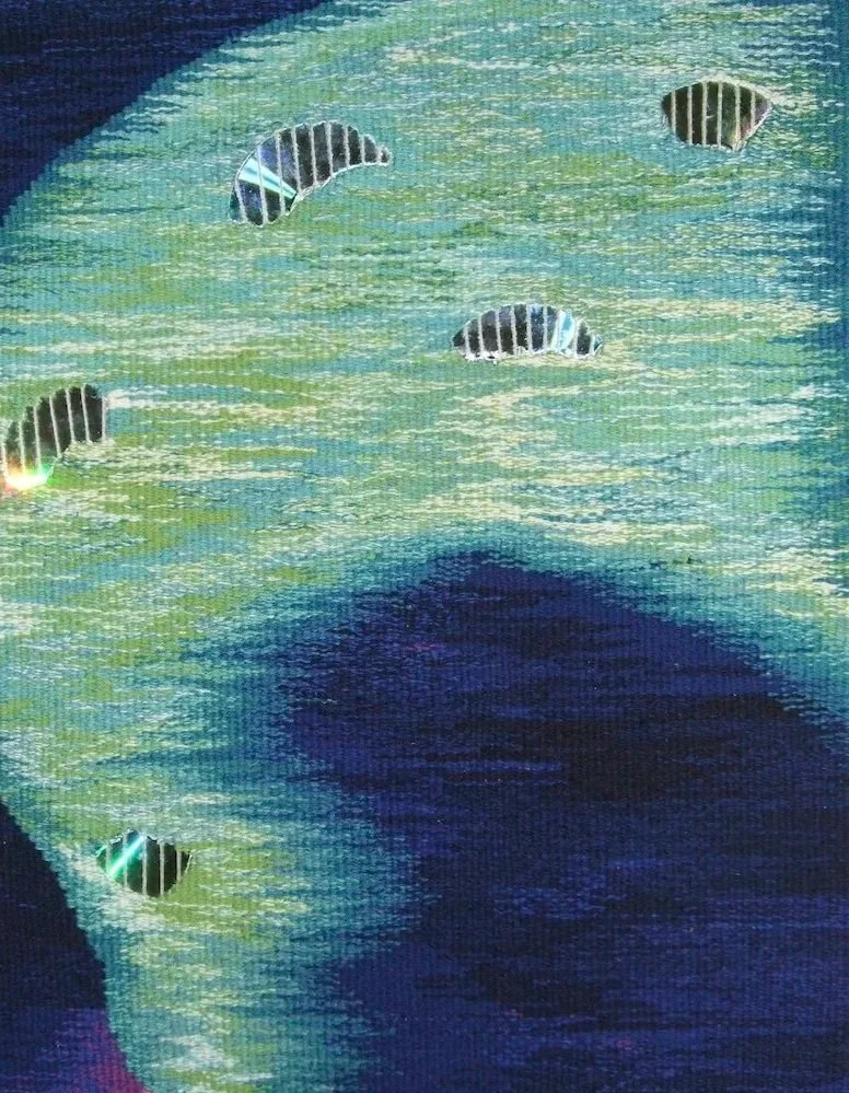 Håndvevd billedvev av Gro Moe med detaljer i blått og grønt