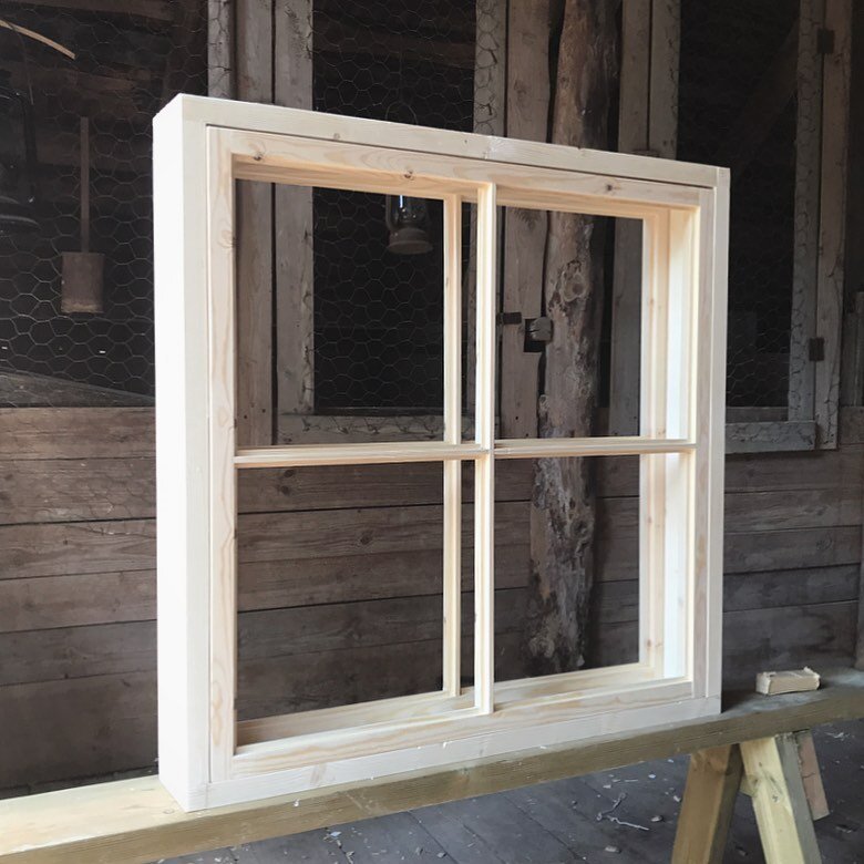 Vanhojen ikkunoiden korjaaminen ja kunnostaminen tai kokonaan uuden ikkunan rakentaminen on tyypillist&auml; puusep&auml;nty&ouml;t&auml;. Ikkunoiden kunnon tarkkailu ja huoltotoimet kuuluvat monen talollisen kes&auml;puuhiin. T&auml;m&auml; ikkuna v