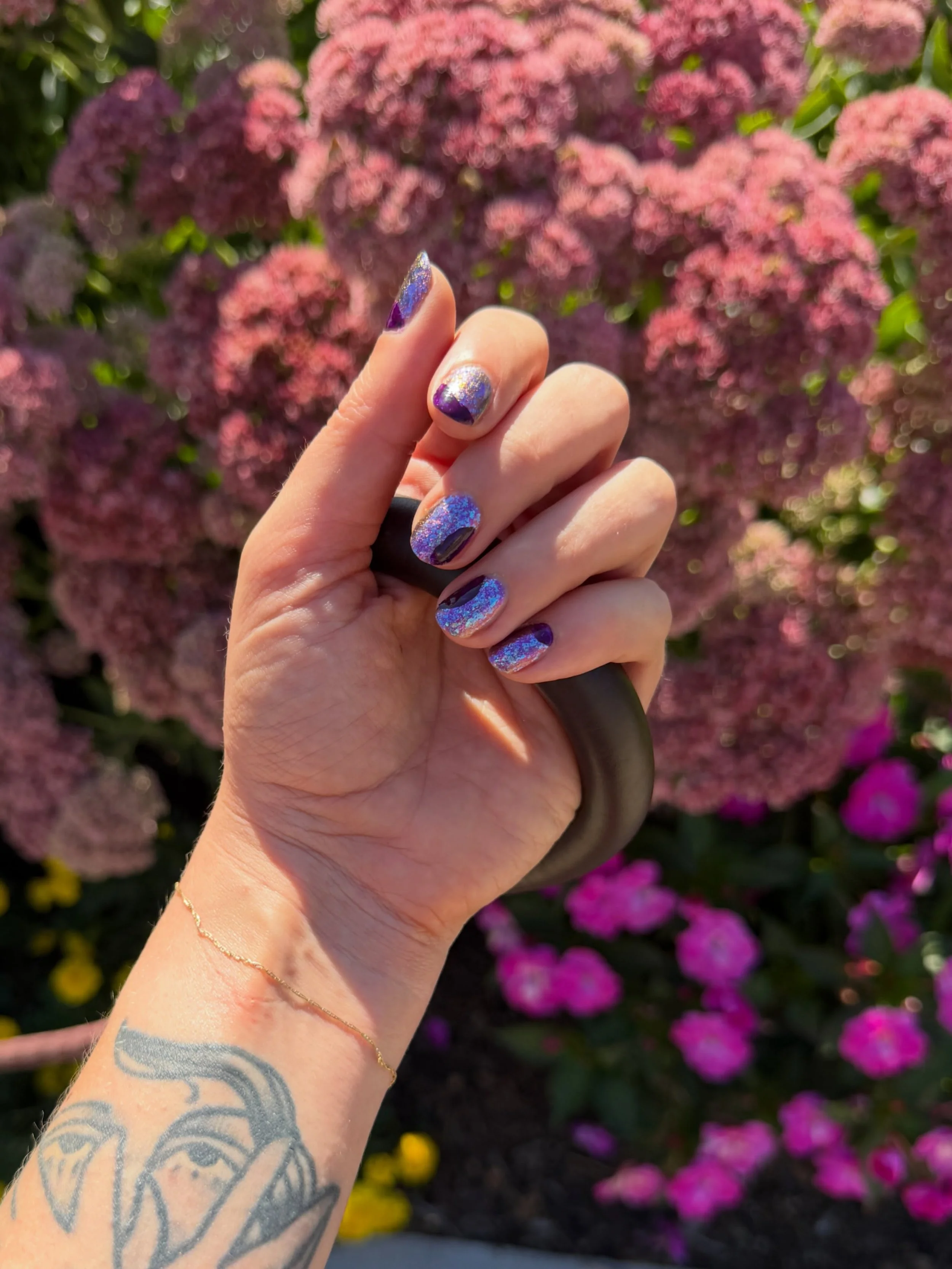 calling this nail look &ldquo;the camera shy&rdquo; 😈✨ swipe for many failed attempts to photograph it!!! 

sparkle: @mooncat blueberry&rsquo;s jam
cream: @zoyanailpolish pamela