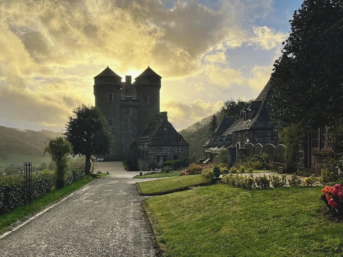 Coucher de soleil sur le château d'Anjony à Tournemire, Cantal