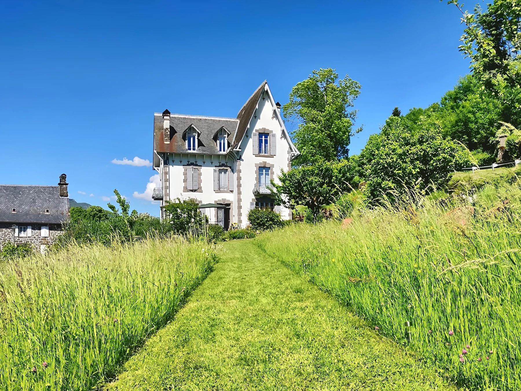 La Maison Normande et son jardin fleuri au coeur des Monts du Cantal et de la Vallée de la Jordanne