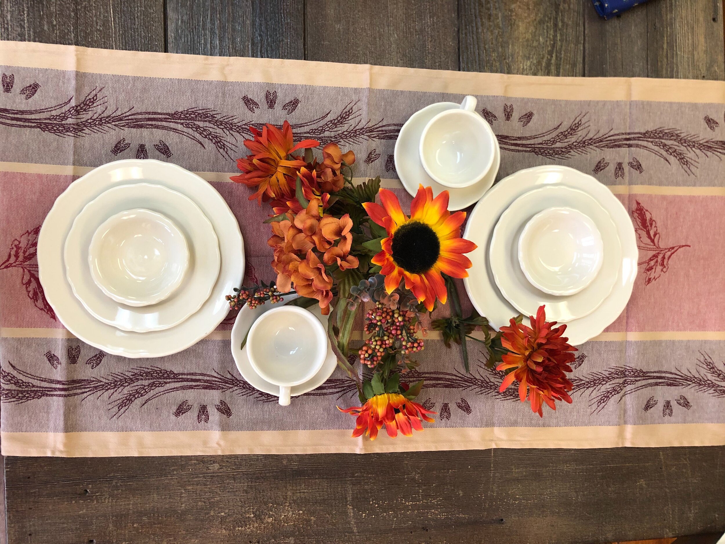 Sure-Fire Ways To Host The Coziest Thanksgiving (With The Best Turkey)