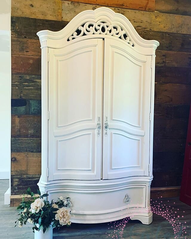 Big and beautiful armoire in a crisp white linen with dark wood interior. Has clothes bar and two extra shelves for optimum storage space. The size of this piece is large and would be a grand addition to any space. Measures 86&rdquo; t x 46&rdquo; w 