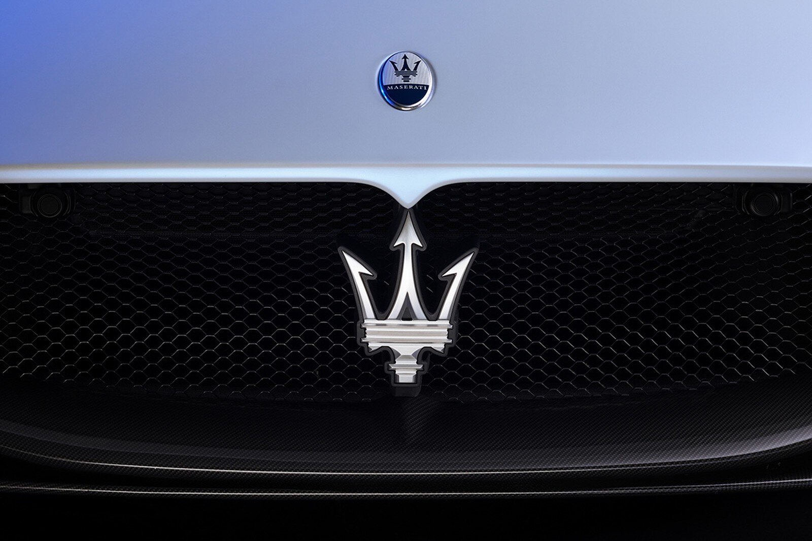 Машина знак трезубец. Трезубец Мазерати. Maserati шильдик. Лейбл Мазерати. Мазерати логотип на машине.