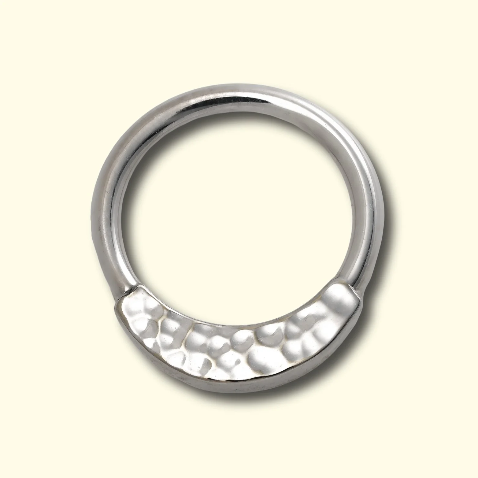 16g 11_32_ Janna Hammered Seam Ring WG BVLA.jpg