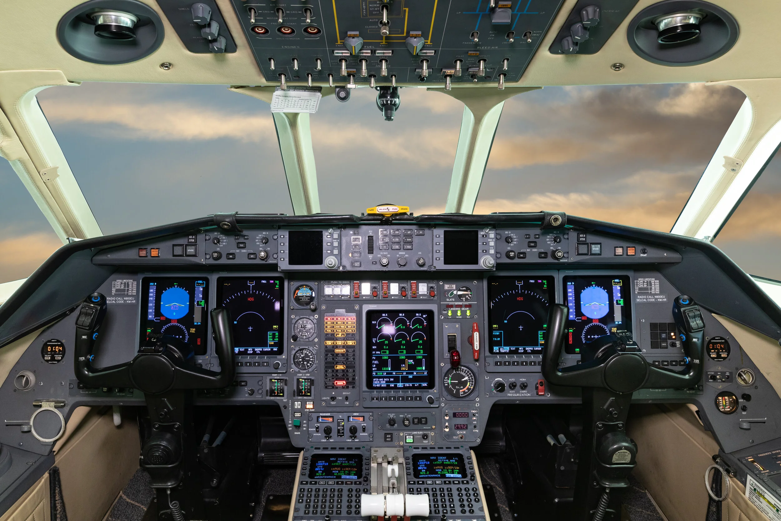 MTN Cockpit - Falcon 900.jpg
