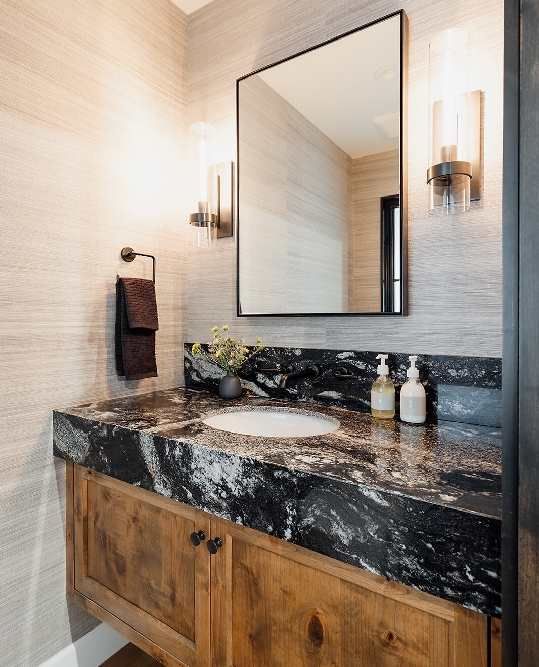 There's nothing better than a luxurious powder room!  This classic grasscloth and dramatic granite is 🔥⁠
⁠
Design: @snowcap_architecture⁠
Contractor: @insidetimerline⁠
Interiors: @studioludesign⁠
📸: @tahoephotographer⁠