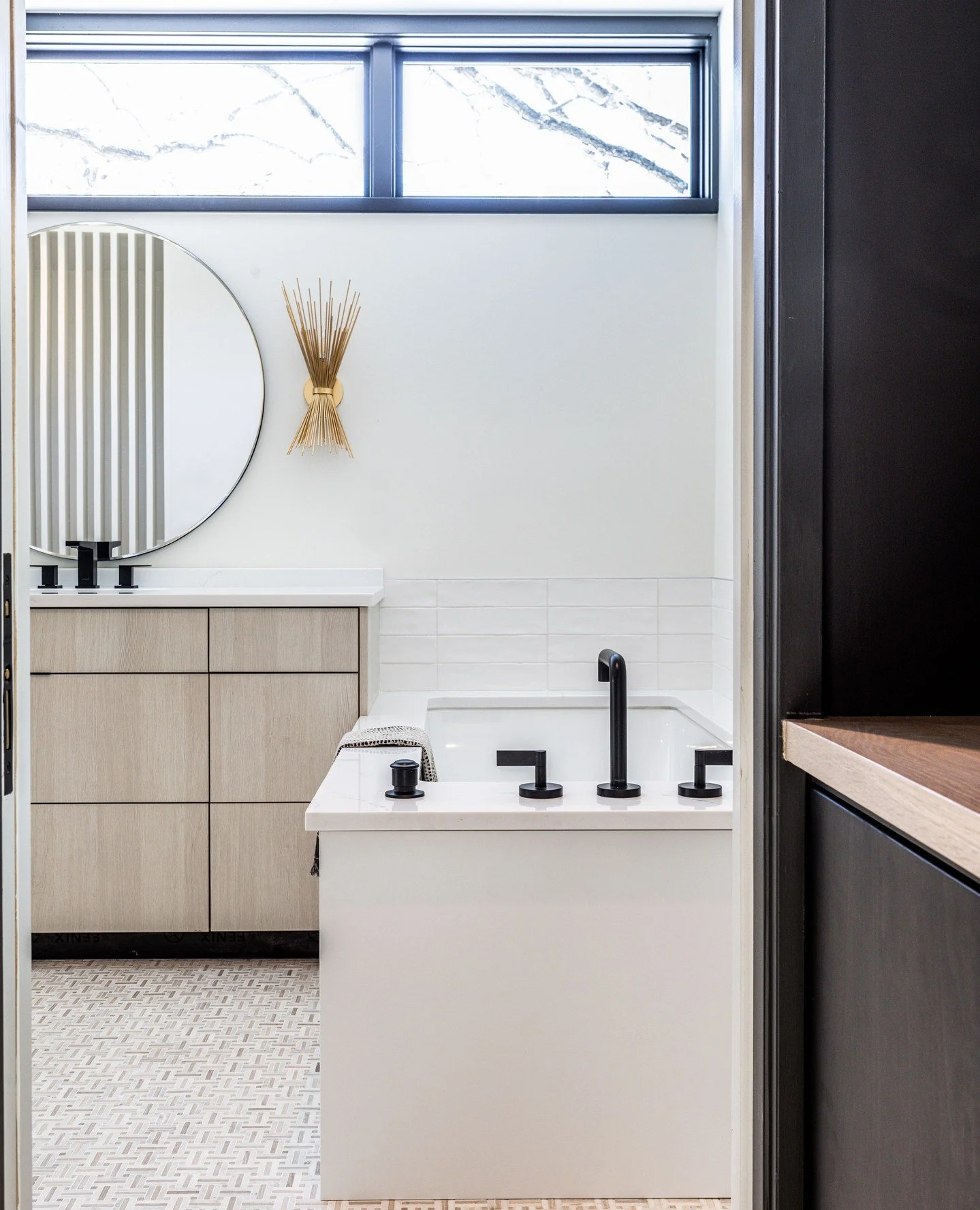 A primary suite that does it all&mdash;spa-like bathroom, walk-in closet with laundry, all on the main level ✨⁠
⁠
📸: @lakelightarchitexturephoto⁠
Architect: City Desk Studio⁠
Design: studiolu.design