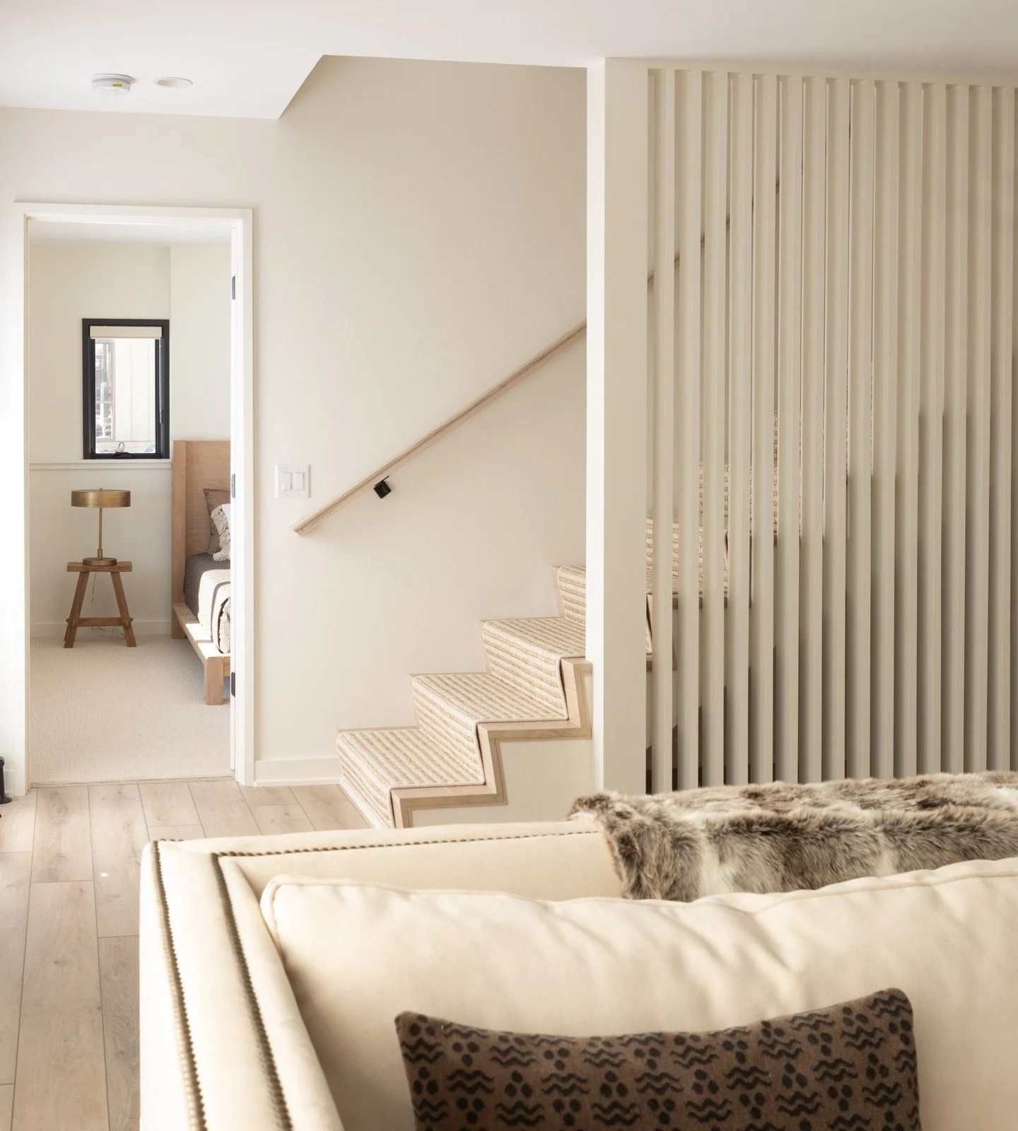 It doesn&rsquo;t take much to make a moment feel special&mdash;just intentional details that quietly elevate the space. ⁠
⁠
📸: @lakelightarchitexturephoto⁠
Architect: City Desk Studio⁠
Design: studiolu.design