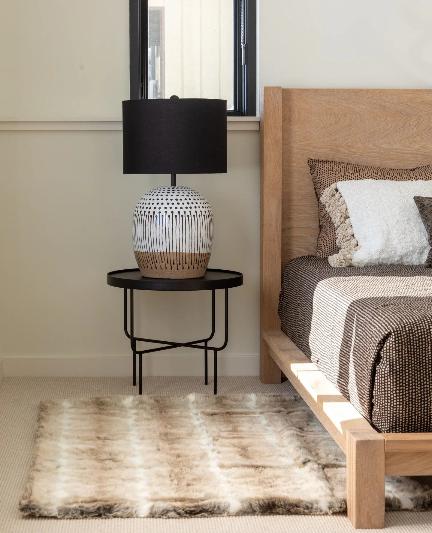 Soft neutrals, layered textures, and thoughtful touches create a calm, inviting space for visitors to relax and recharge. When the palette is simple, the details do the talking.⁠
⁠
📸: @lakelightarchitexturephoto⁠
Architect: City Desk Studio⁠
Design:
