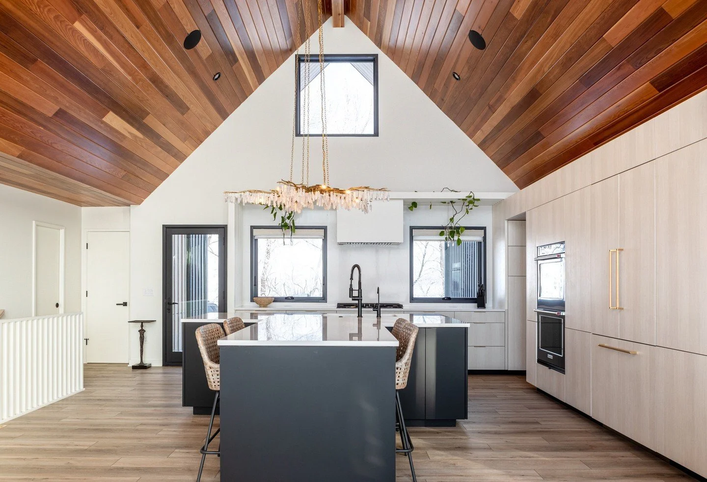 This kitchen proves you don&rsquo;t need a lot to make an impact. Clean cabinetry, streamlined finishes, and one sculptural moment overhead bring the whole space to life.⁠
⁠
📸: @lakelightarchitexturephoto⁠
Architect: City Desk Studio⁠
Design: studio