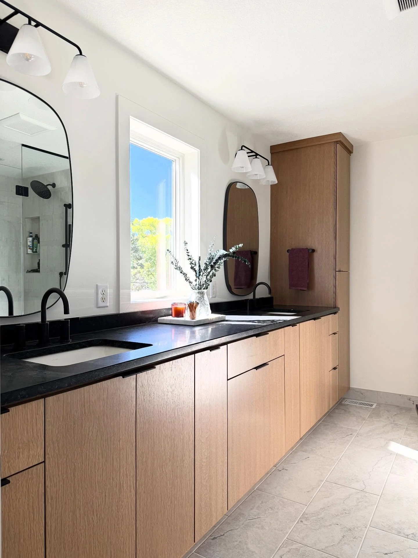 Primary bath goals!  His + hers vanities and showers, custom white oak cabinets, and natural textures for days.  And of course, a little personality where you least expect it&mdash;fun 🍑 wallpaper in the toilet closet 💁🏻&zwj;♀️
➡️to the end for be