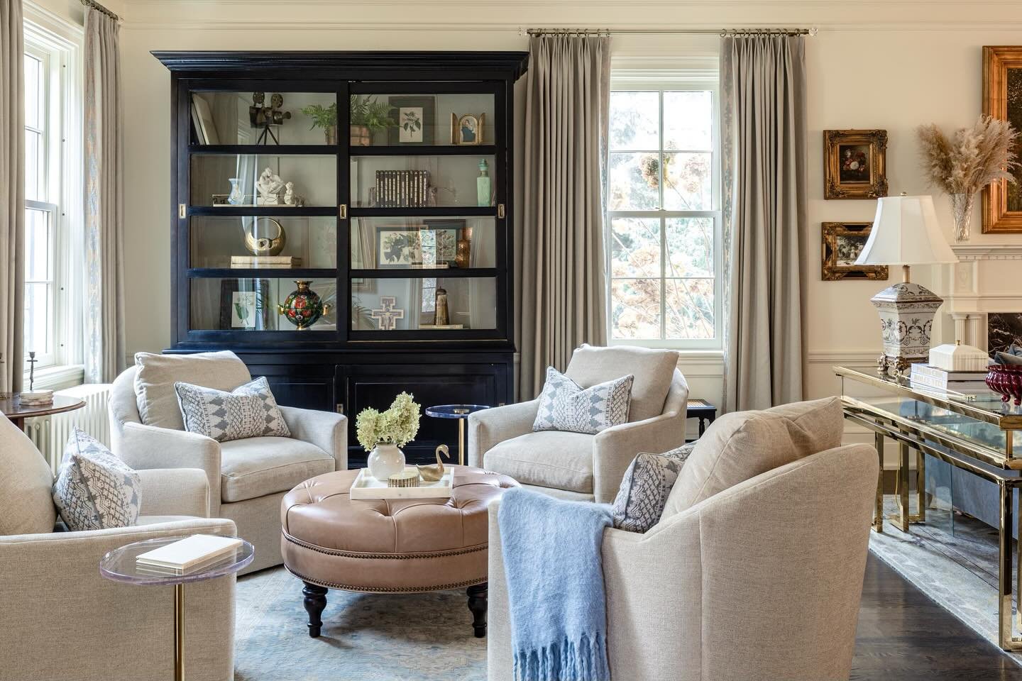 This 16&rsquo; x 34&rsquo; parlour was designed for connection&mdash;beautiful enough to impress, comfortable enough to linger. A modern layer on top of classic bones.

📸: @lakelightarchitecturephoto 
Contractor: @santannicustomhomes